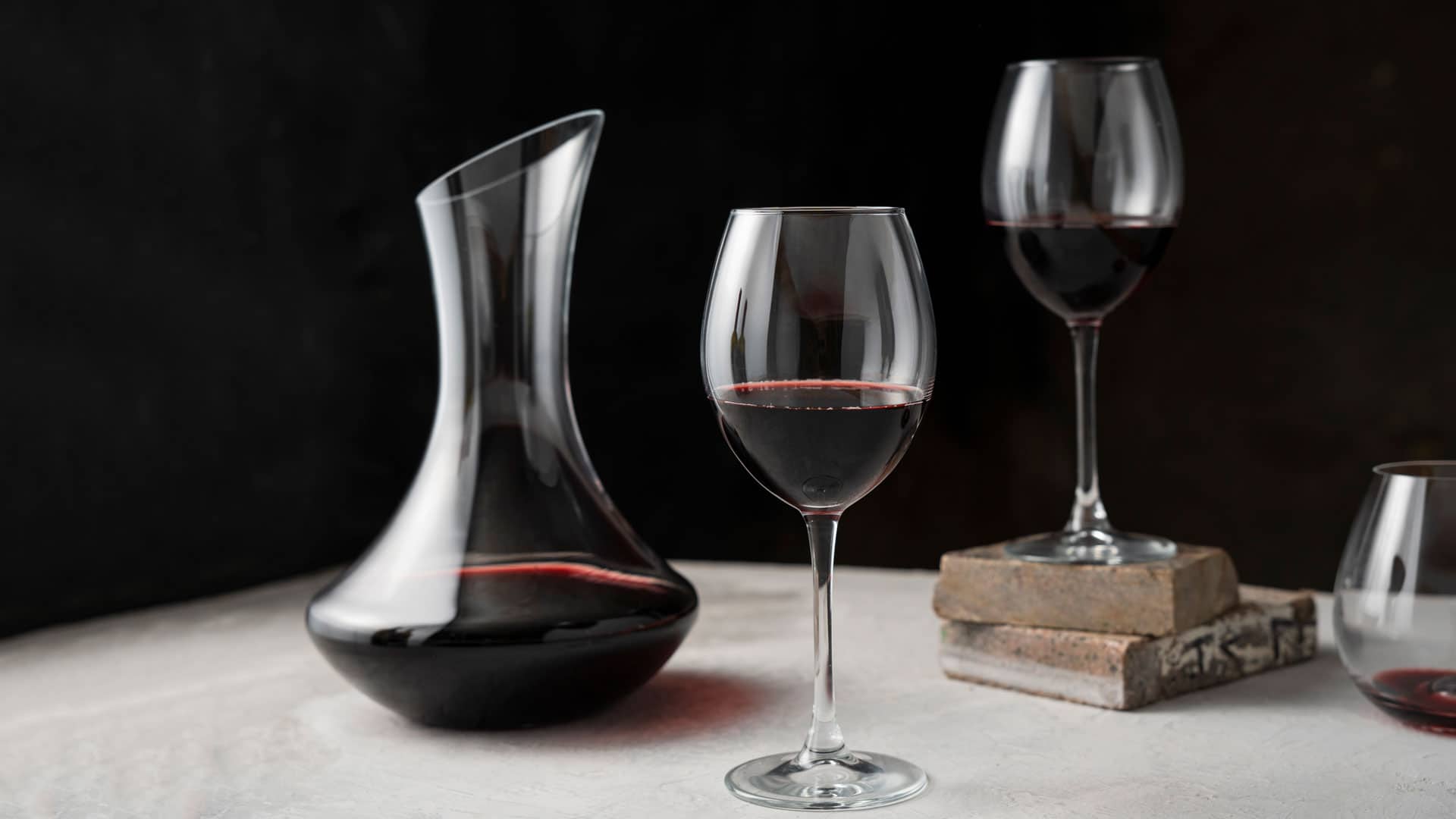 Die Ancellotta Rebsorte: der ideale Verschnittpartner aus der Emilia Romagna 4 ancellotta rotwein im glas karaffe