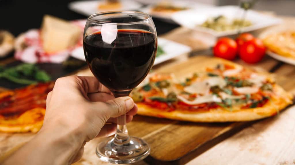 Ancellotta‑Rotwein serviert mit Pizza – passende Kombination zu italienischen Speisen