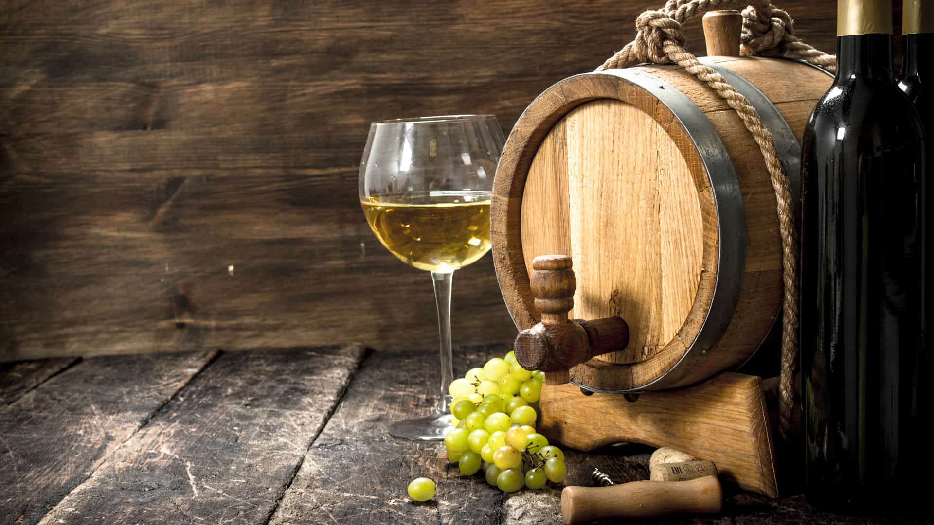 Chardonnay: Die vielfältige Rebsorte für jeden Anlass 9 chardonnay weinglas mit holzfass