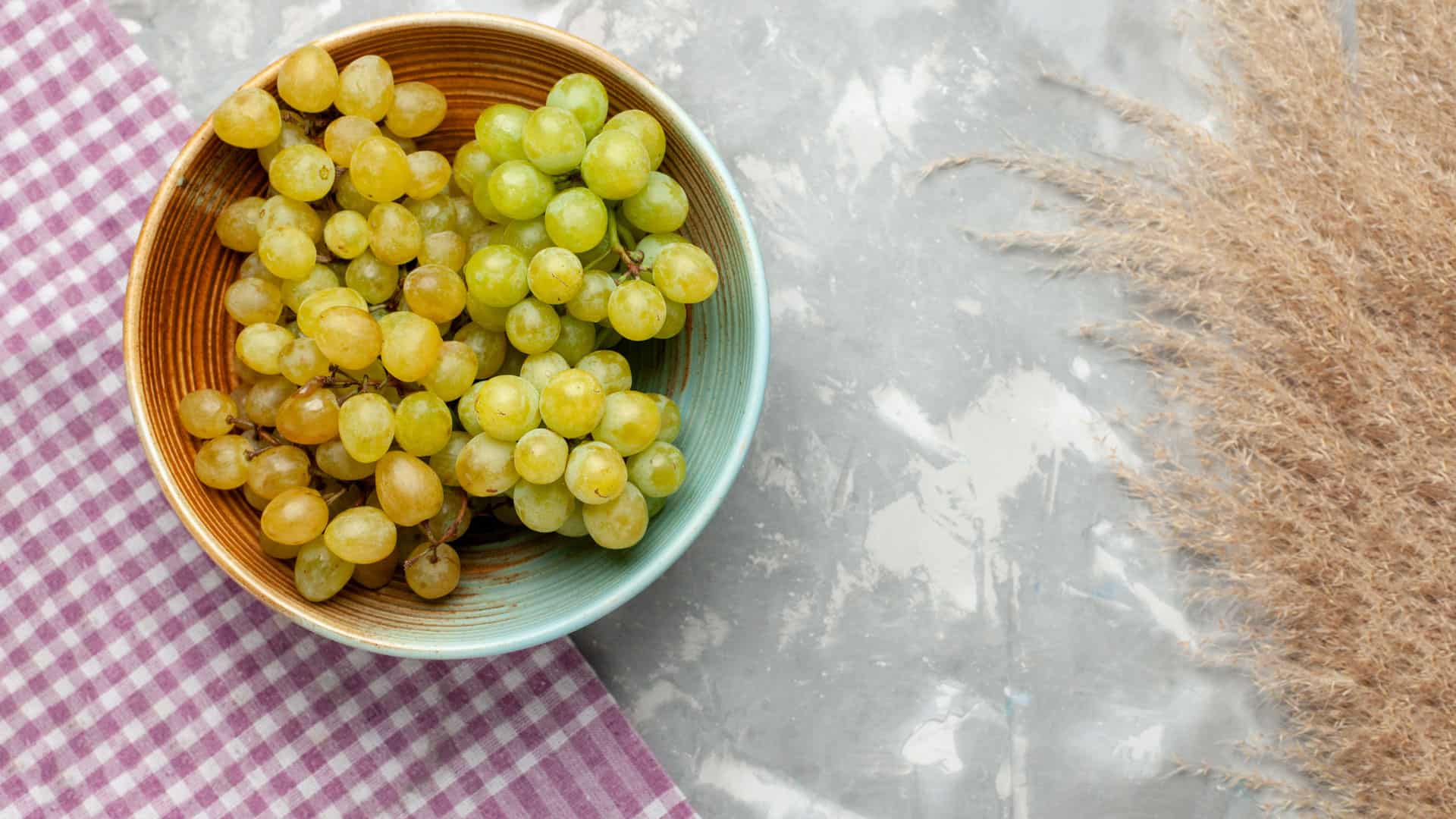 Chardonnay: Die vielfältige Rebsorte für jeden Anlass 4 chardonnay weissweintrauben in einer schale