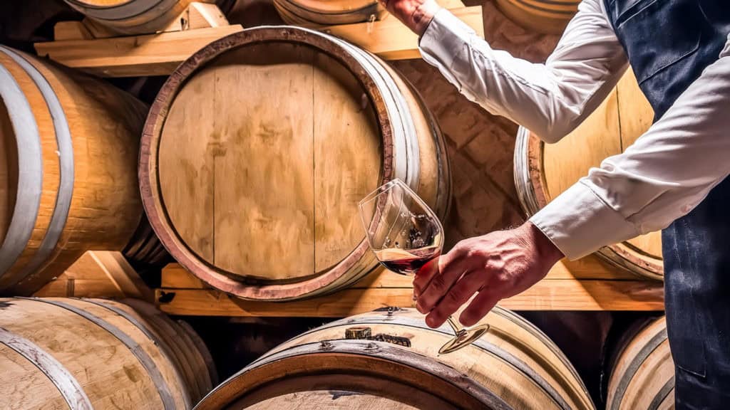 Kellermeister bei der Arbeit – sorgfältige Herstellung von Cuvée-Weinen