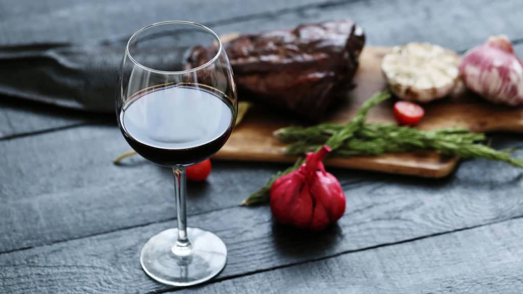 Kellermeister bei der Arbeit – sorgfältige Herstellung von Cuvée-Weinen