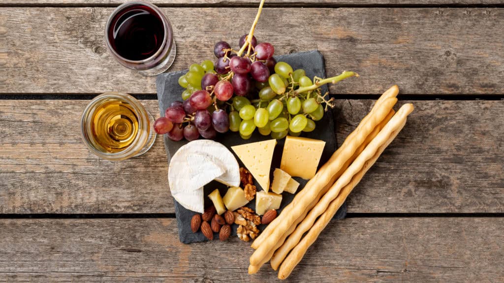 Dessertwein von Mathier serviert mit Käse und Nüssen – süsser Wein-Genuss