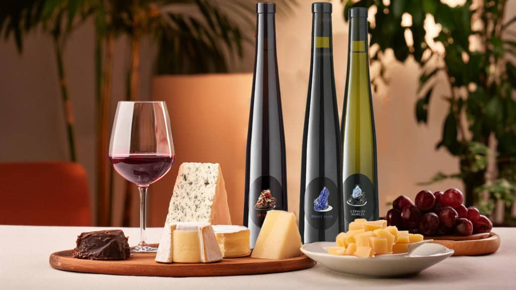 Dessertwein von Mathier serviert mit Käse und Nüssen – süßer Wein-Genuss