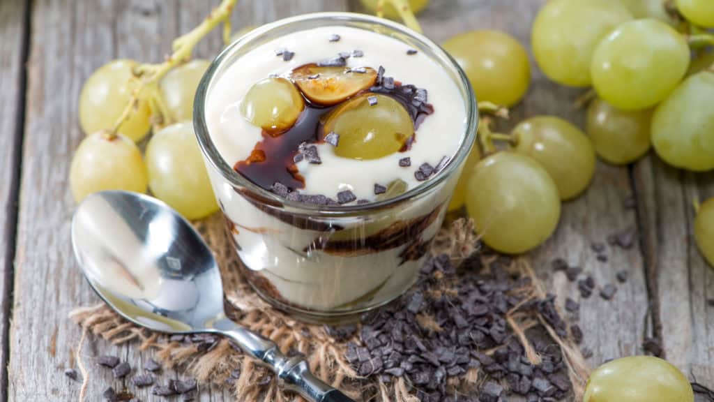 Weisse Weintrauben mit Dessert – harmonische Kombination mit Dessertweinen