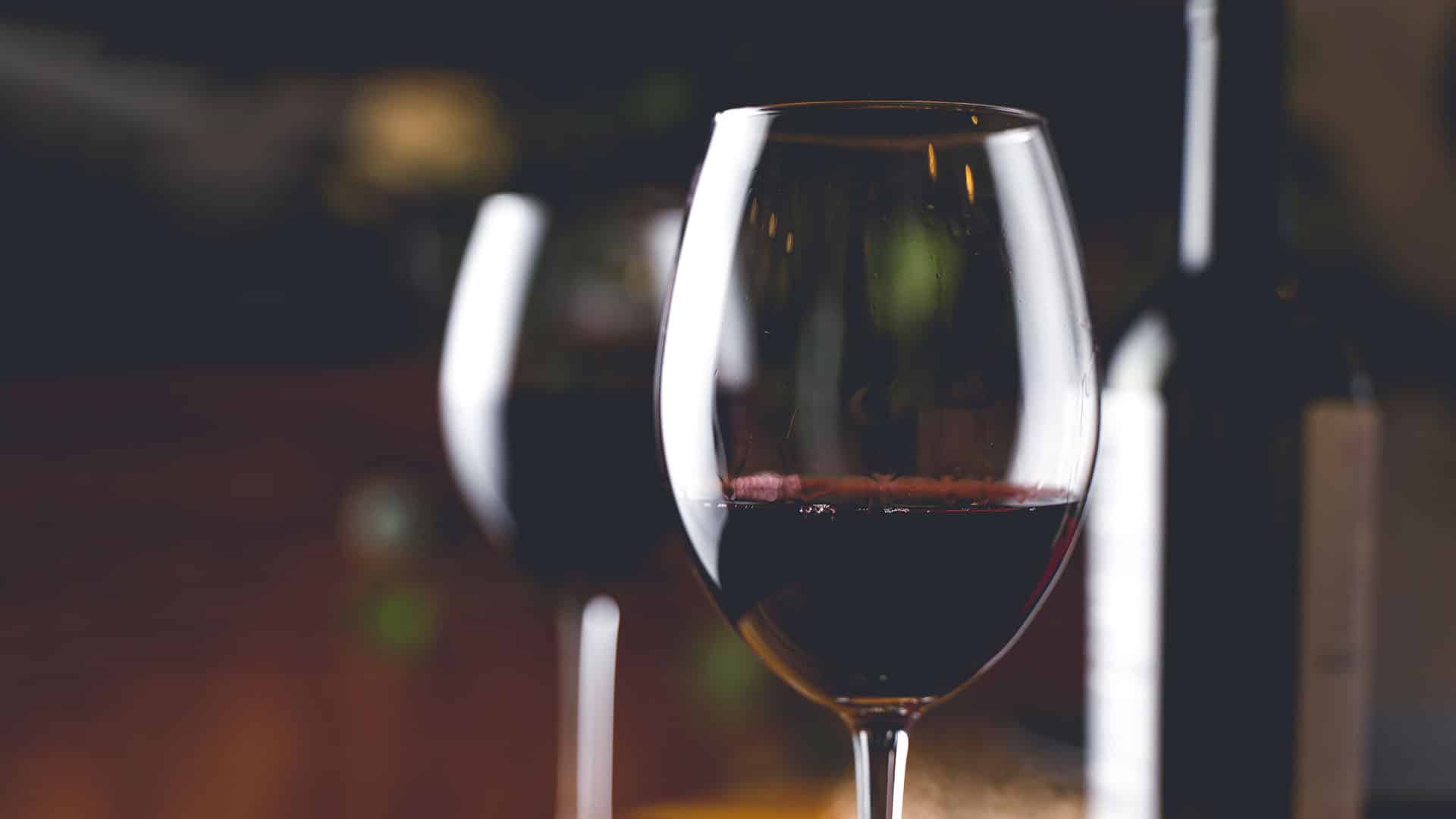 Découvrez le Diolinoir : le cépage suisse de l'avenir 1 diolinoir dunkler rotwein im glas