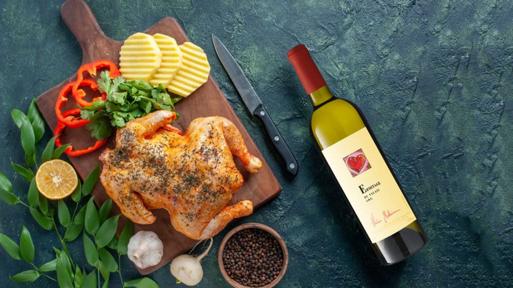 Ermitage Nadia Mathier mit Gefluegelgericht auf Tisch