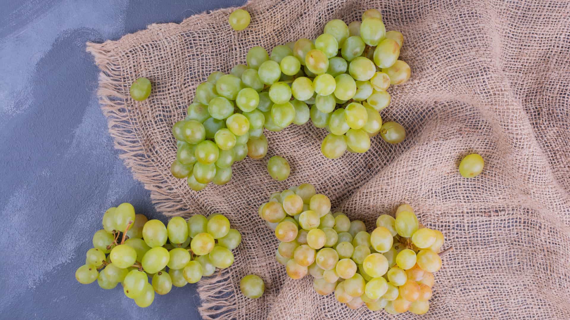 Entdecken Sie den Ermitage Wein: Ein Guide für Weinfreunde 7 ermitage weissweintraube auf einem leinensack