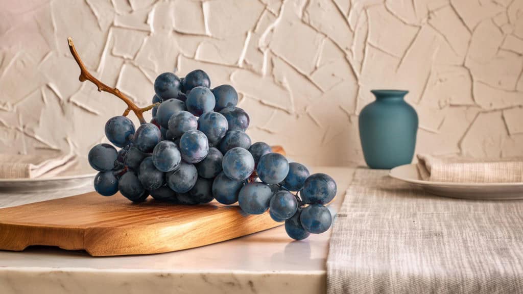 Gamaret Rotweintrauben auf Holzteller – zur Verkostung vorbereitet