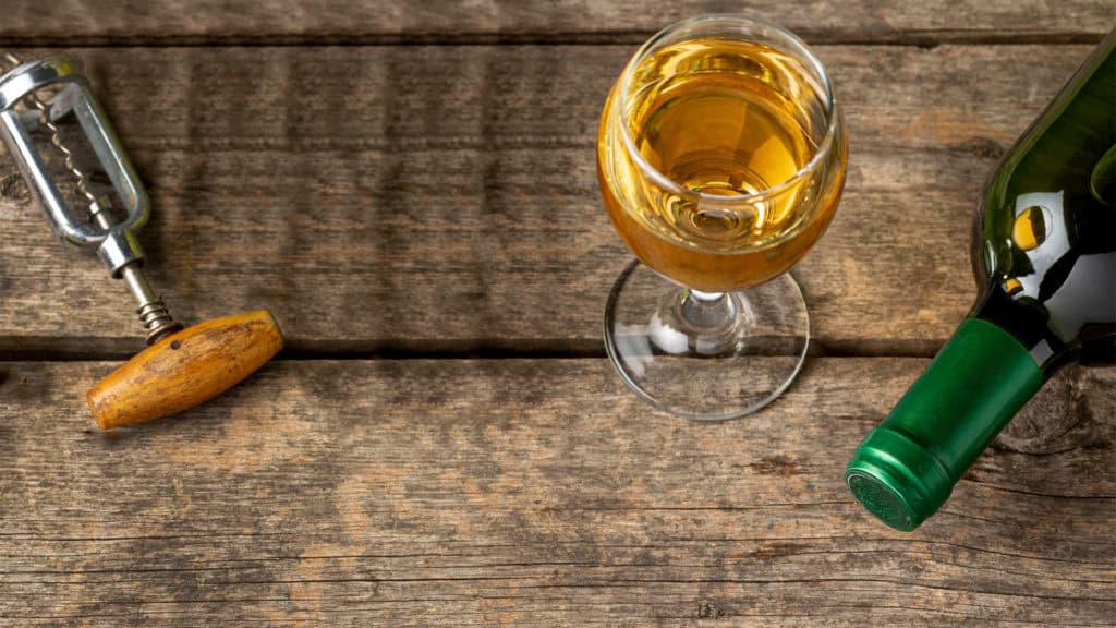 Glas Malvoisie‑Weisswein mit goldener Farbe – edler Weisswein