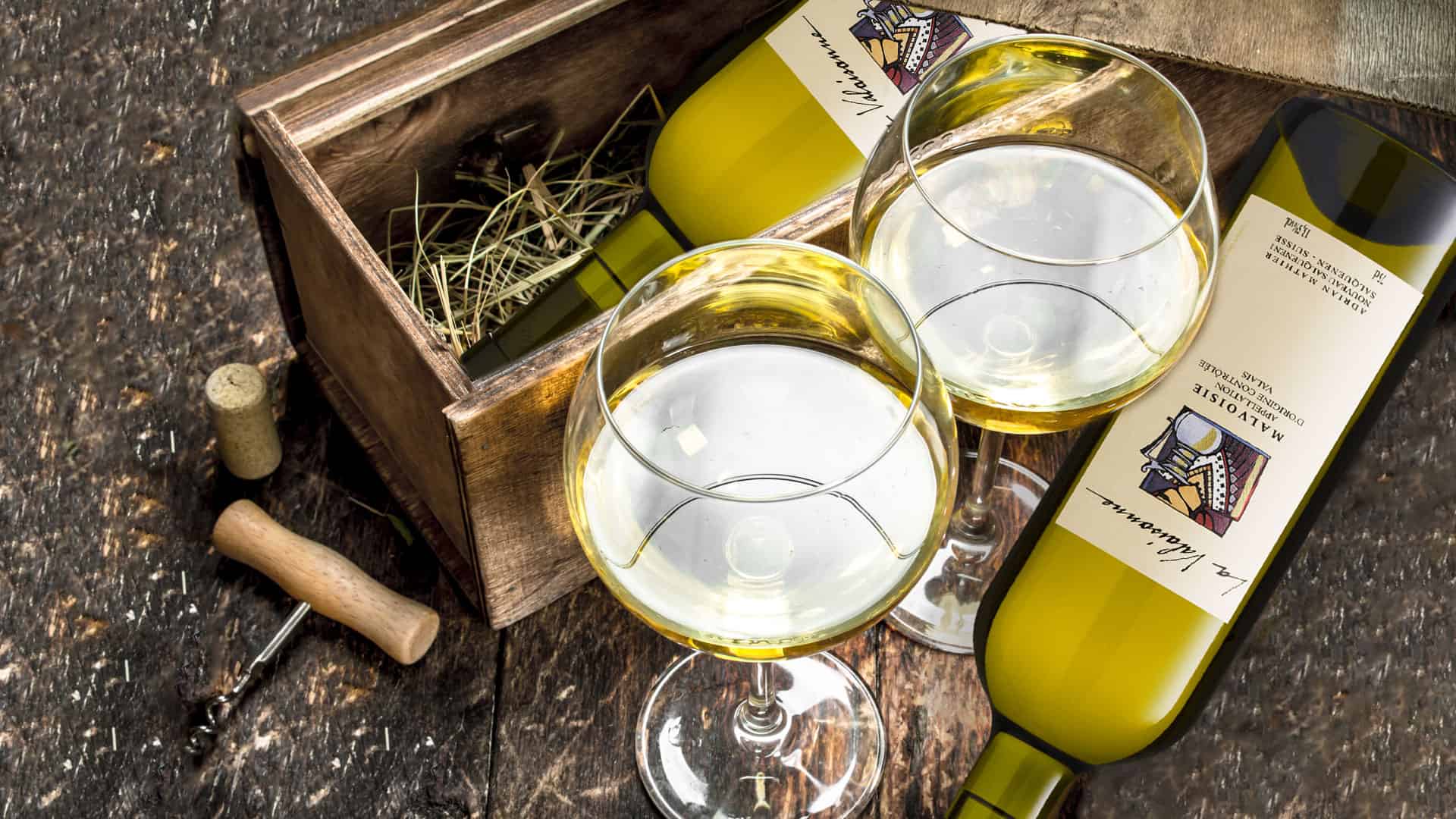 Der schillernde Malvoisie 1 malvoisie weinglaeser und weinflasche