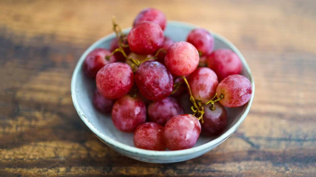 Weissweintrauben in einer Schale – frische Trauben für Malvoisie