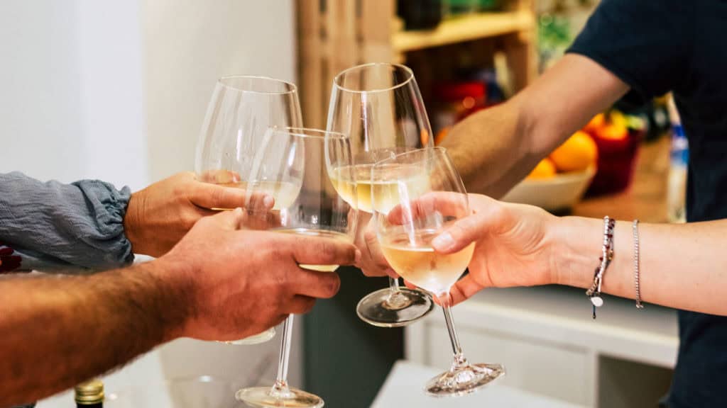 Pinot Blanc-Weisswein im Glas mit Freunden – leicht und genussvoll