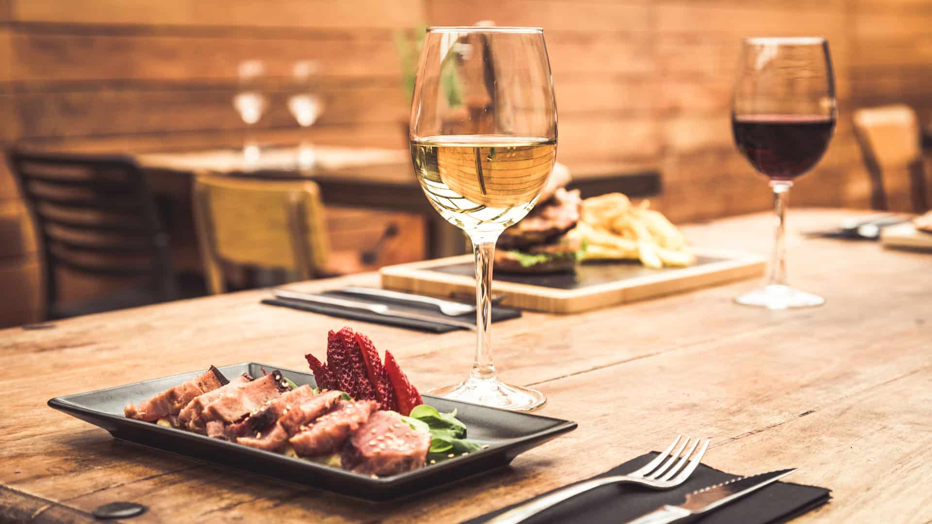 pinot blanc weisswein und fleischgericht