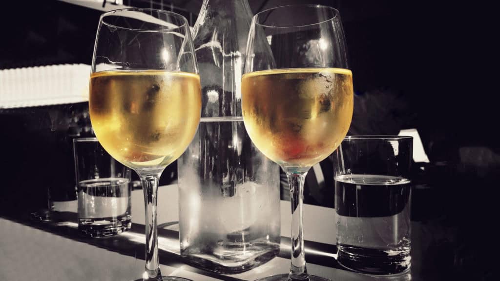 Zwei Gläser Pinot Blanc-Weisswein – Genussmoment zu zweit