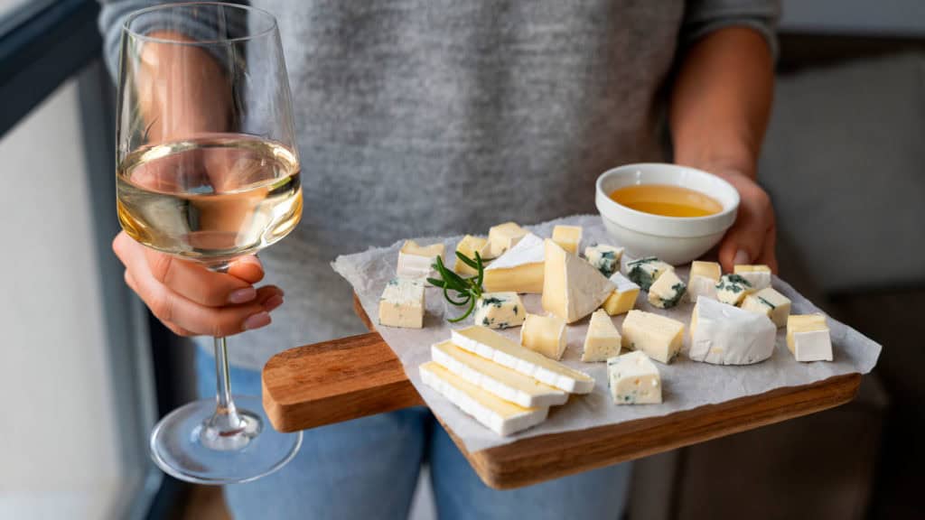 Weisswein Pinot gris / Grigio mit Käseplatte – stimmige Wein-Speise-Kombination