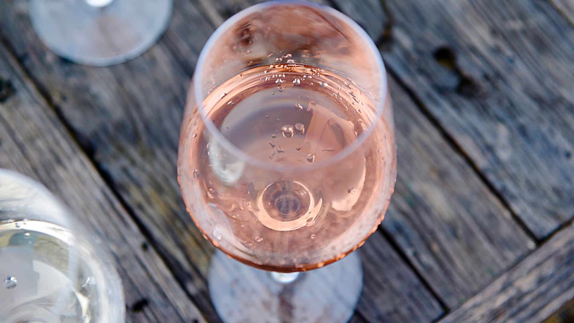 Die besten Rosé Weine für jeden Geschmack 17 rose in einem weinglas gekuehlt