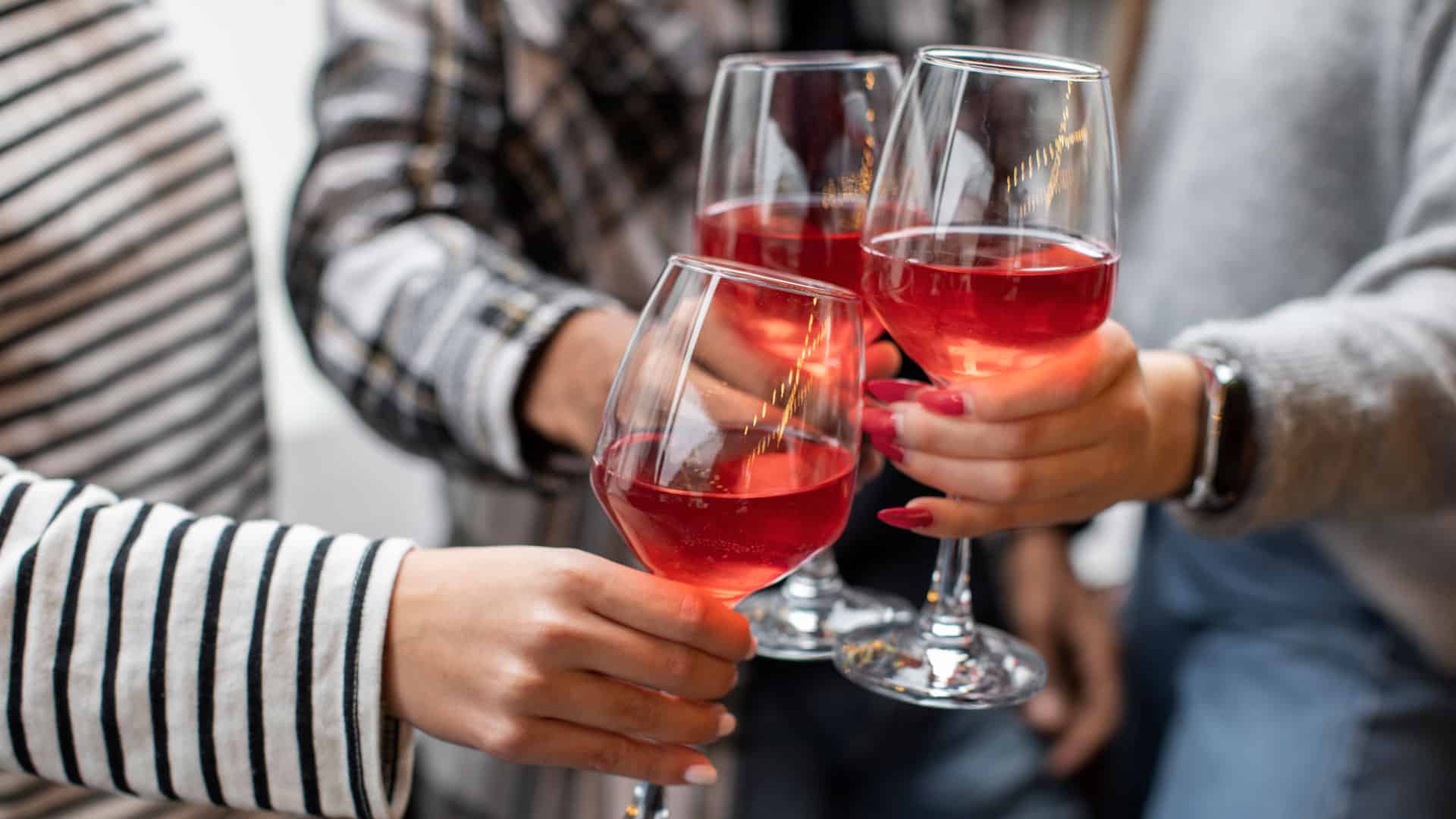 Die besten Rosé Weine für jeden Geschmack 13 rose weinglaeser frauenhaende