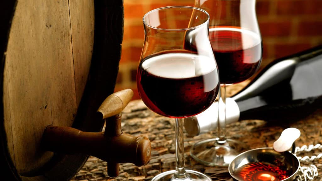 Glas Rotwein – historischer Bezug zu Rotwein als traditionelles Hausmittel