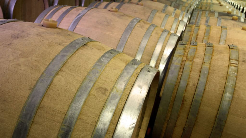 Barriqueausbau von Rotwein im Weinkeller – Reifung im Holzfass