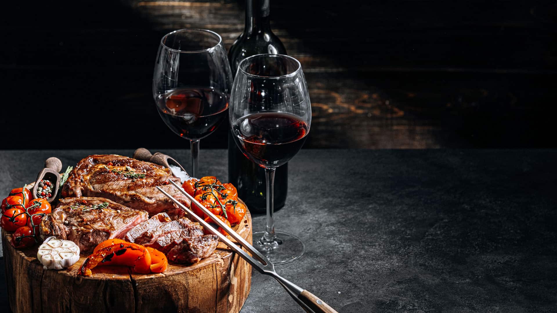 Die besten Rotweine für jeden Geschmack 24 rotwein essen mit flasche und glaeser