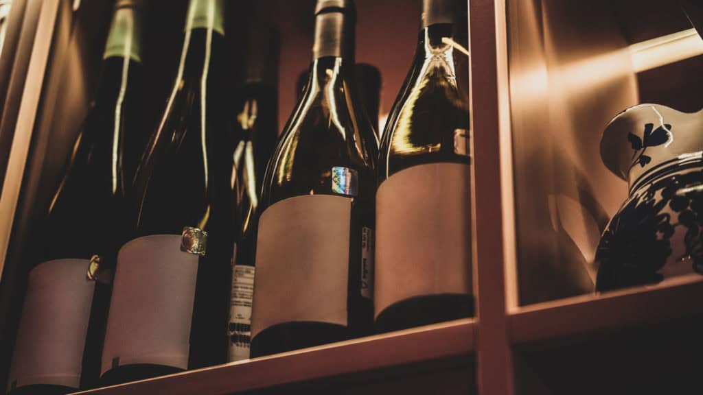 Rotwein im Schrank gelagert – dunkle und ruhige Weinlagerung