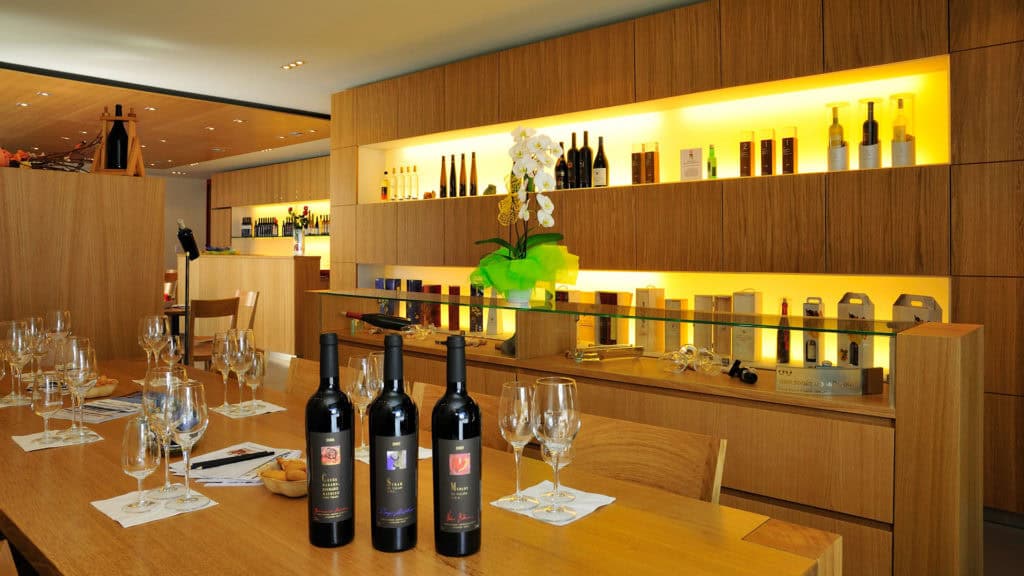 Auswahl an Rotweinen im Stübli – Rotweinflaschen zur Degustation