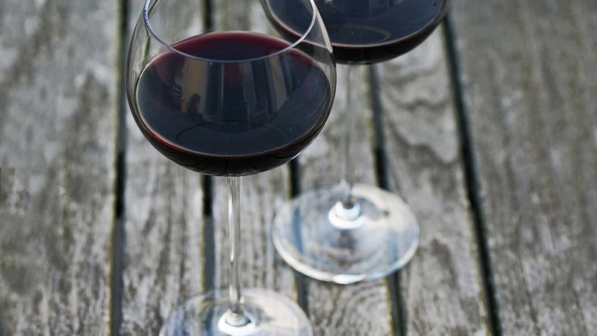 Die besten Rotweine für jeden Geschmack 19 rotwein weinglaeser auf holztisch