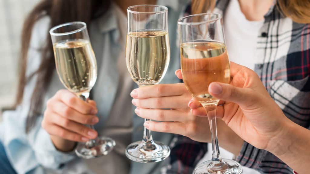 Champagnergläser in Frauenhänden – stilvolles Anstossen mit Schaumwein