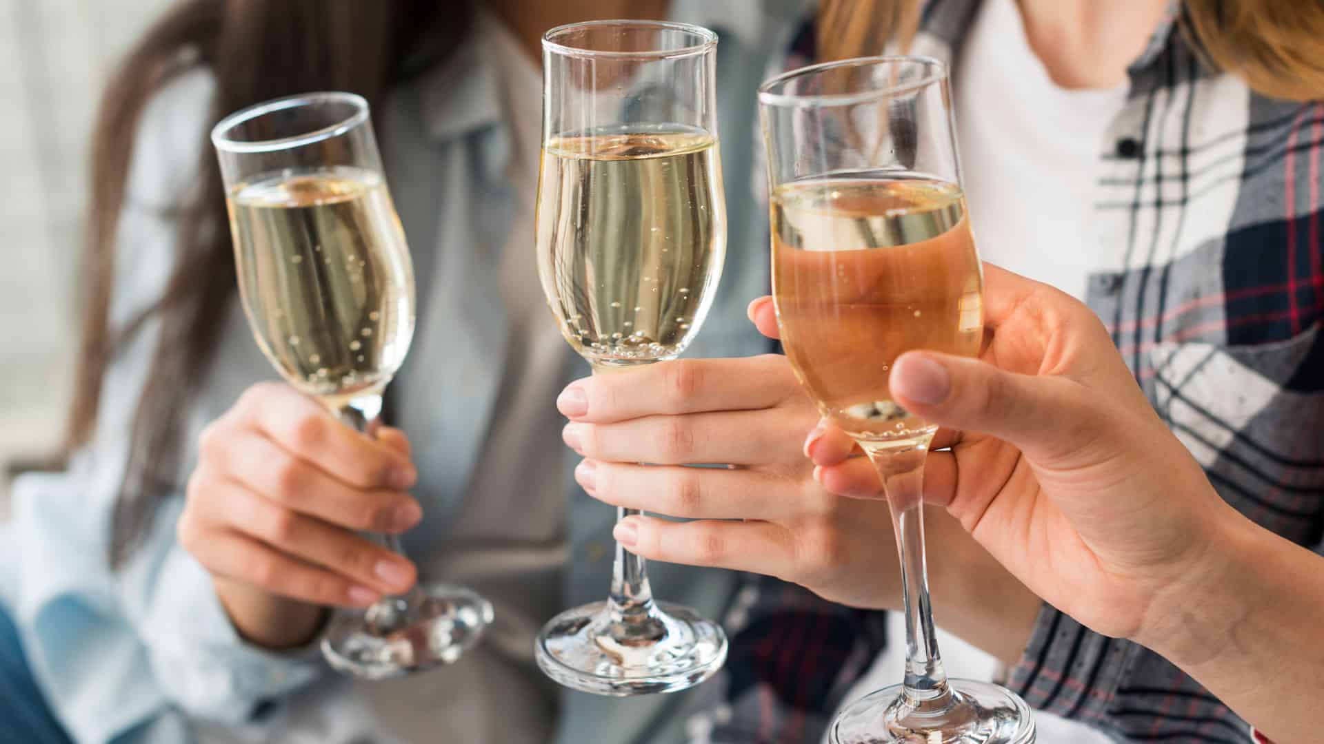 Schaumwein: Der perfekte Begleiter für jeden Anlass 3 schaumwein champagnerglaeser und frauenhaenden