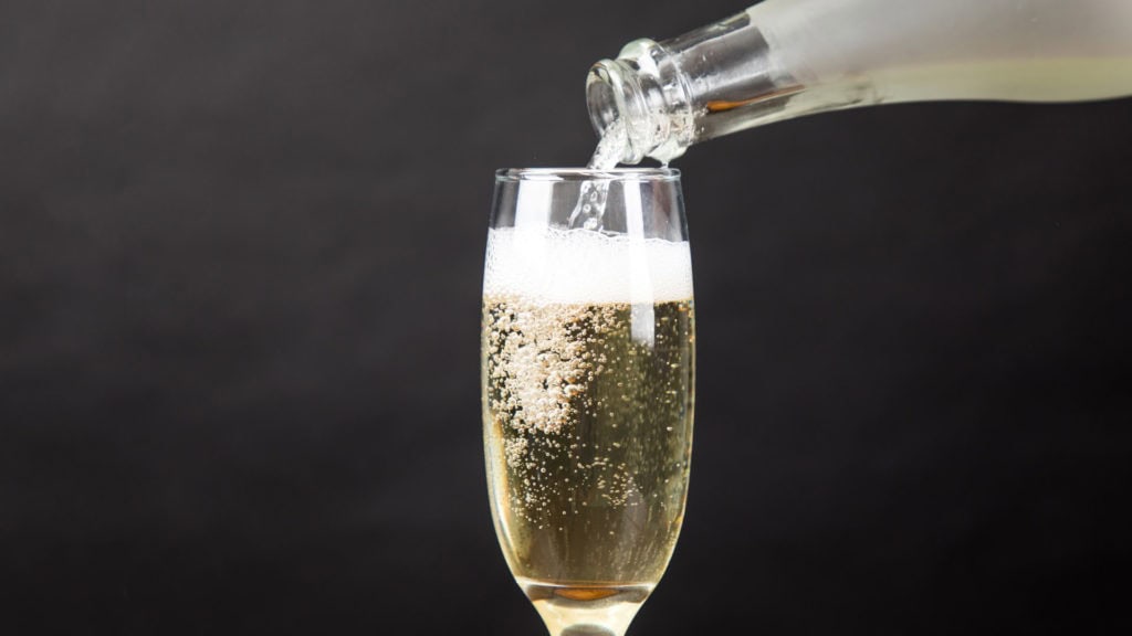 Perlwein im Glas – frischer Genuss aus hochwertigem Schaumwein