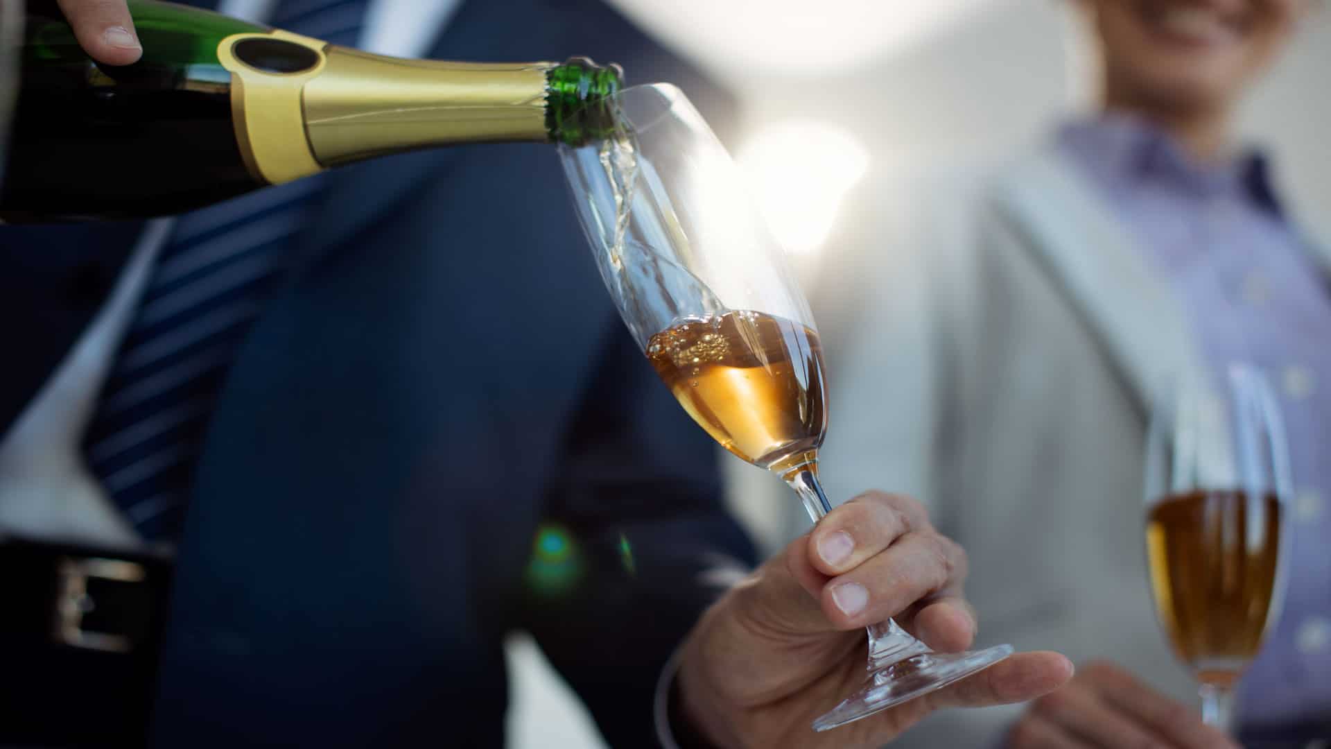 Schaumwein: Der perfekte Begleiter für jeden Anlass 4 schaumwein prosecco mit champagnerglas
