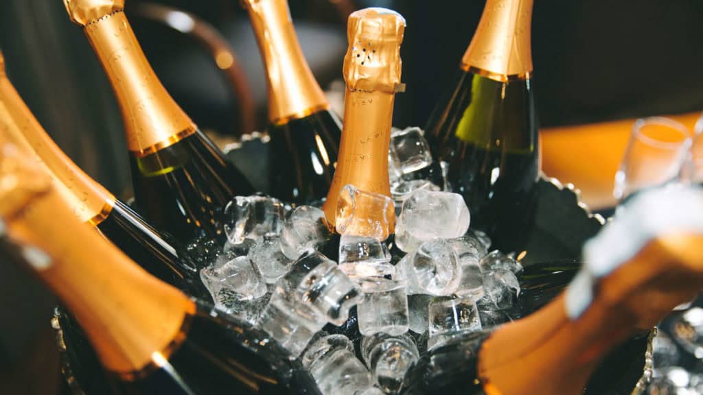 Schaumweinflaschen auf Eis – ideale Trinktemperatur sicherstellen