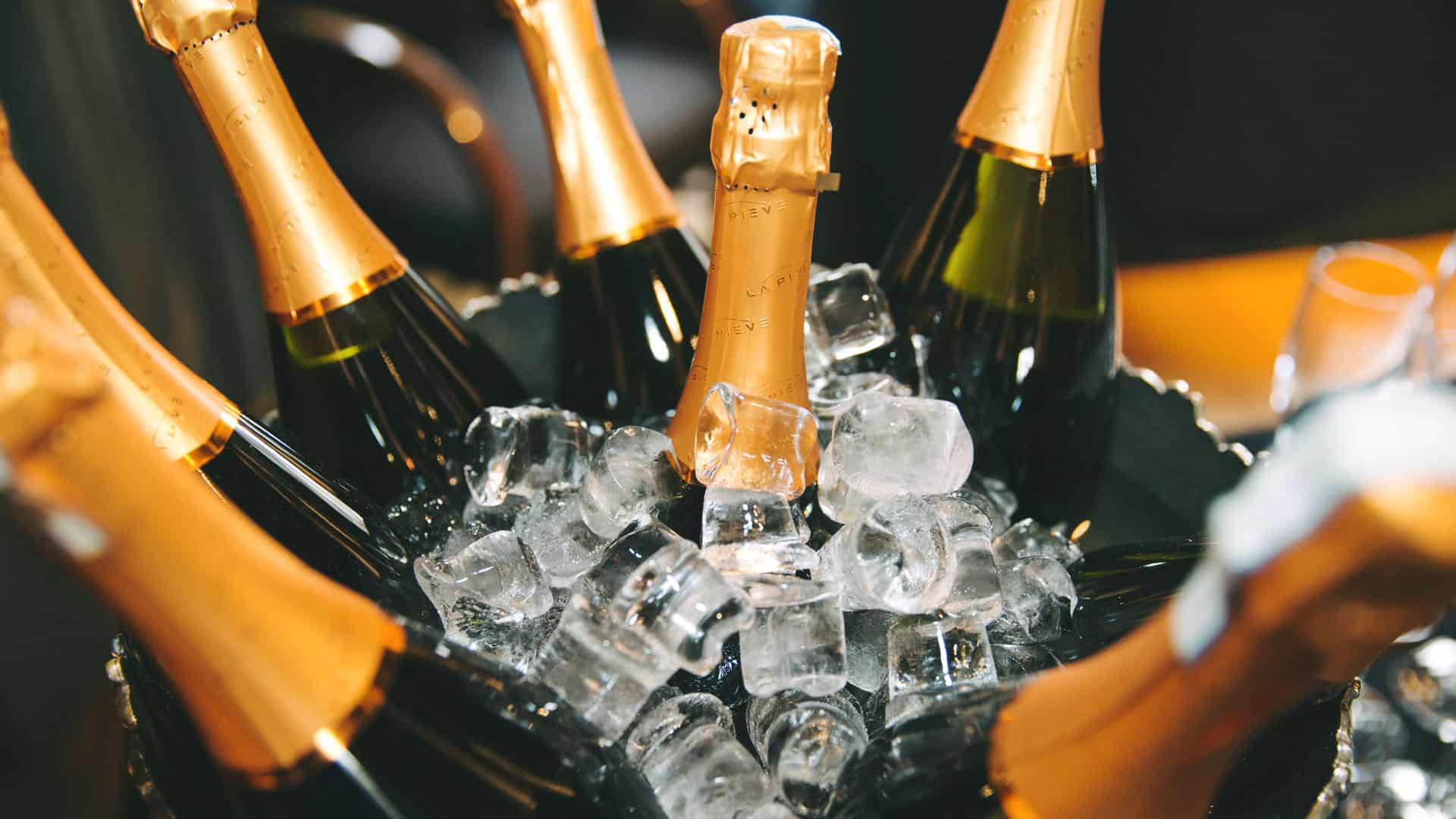 Schaumwein: Der perfekte Begleiter für jeden Anlass 8 schaumwein temperatur flaschen auf eis