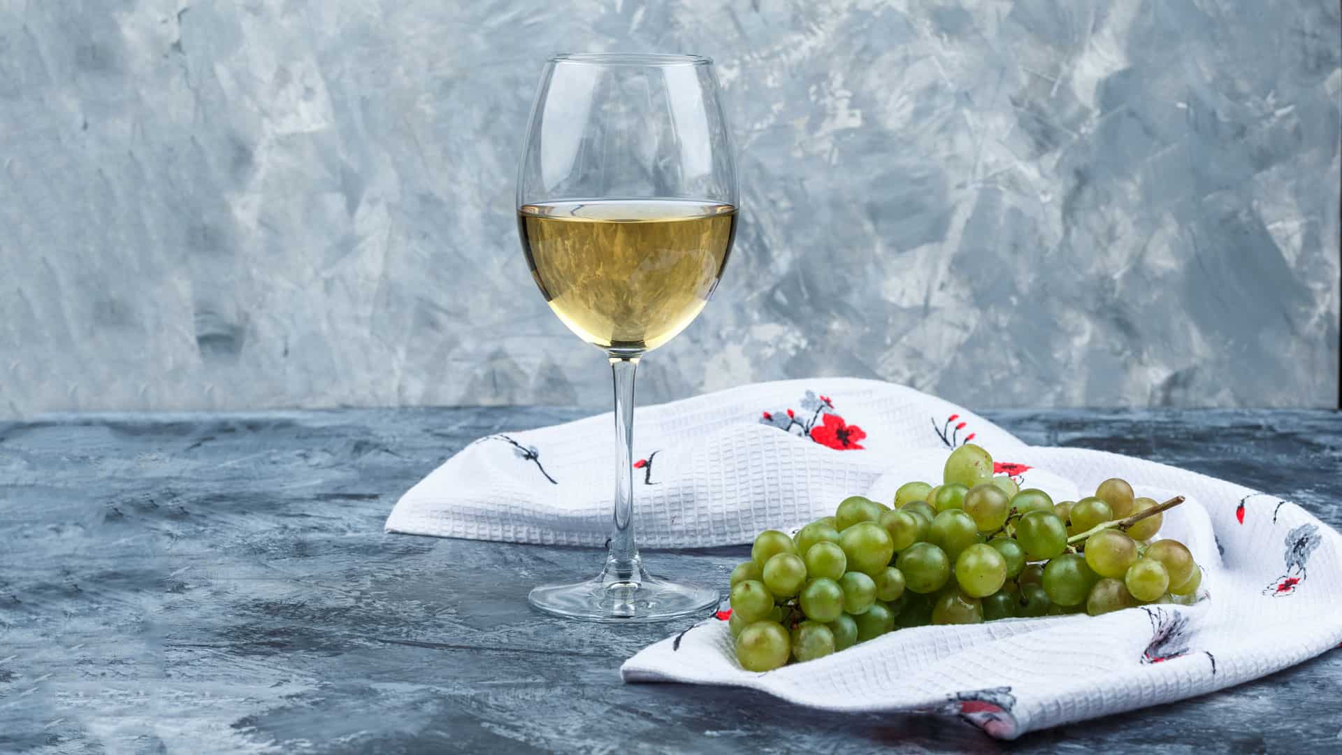 Der beste Silvaner für Anfänger und Weinliebhaber 4 silvaner weissweintraube mit weinglas