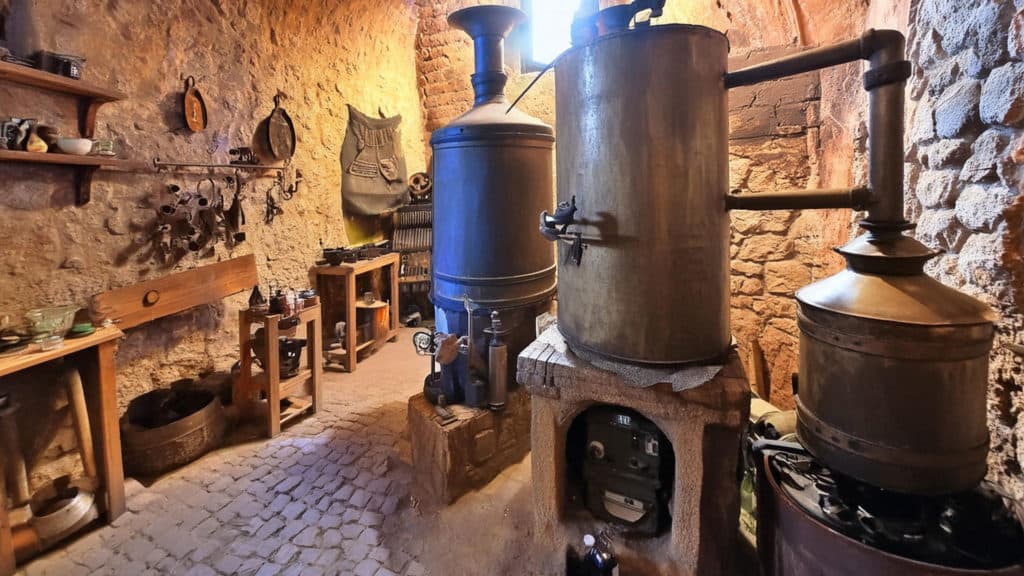 Traditionelle Schnapsbrennerei für Spirituosen – Handwerk und Geschichte