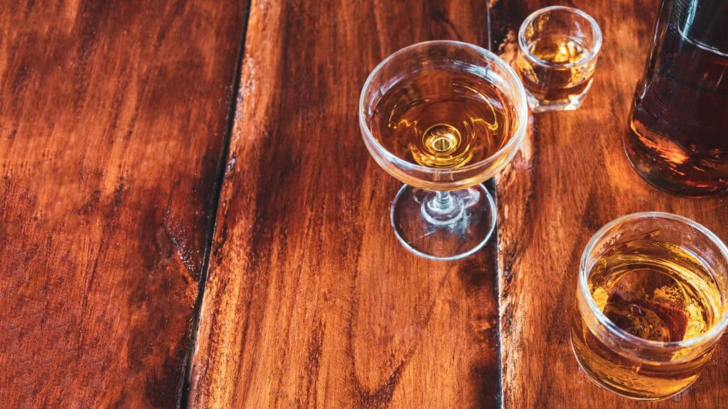 Verschiedene Schweizer Spirituosen in Schnapsgläsern – fruchtige & aromatische Auswahl