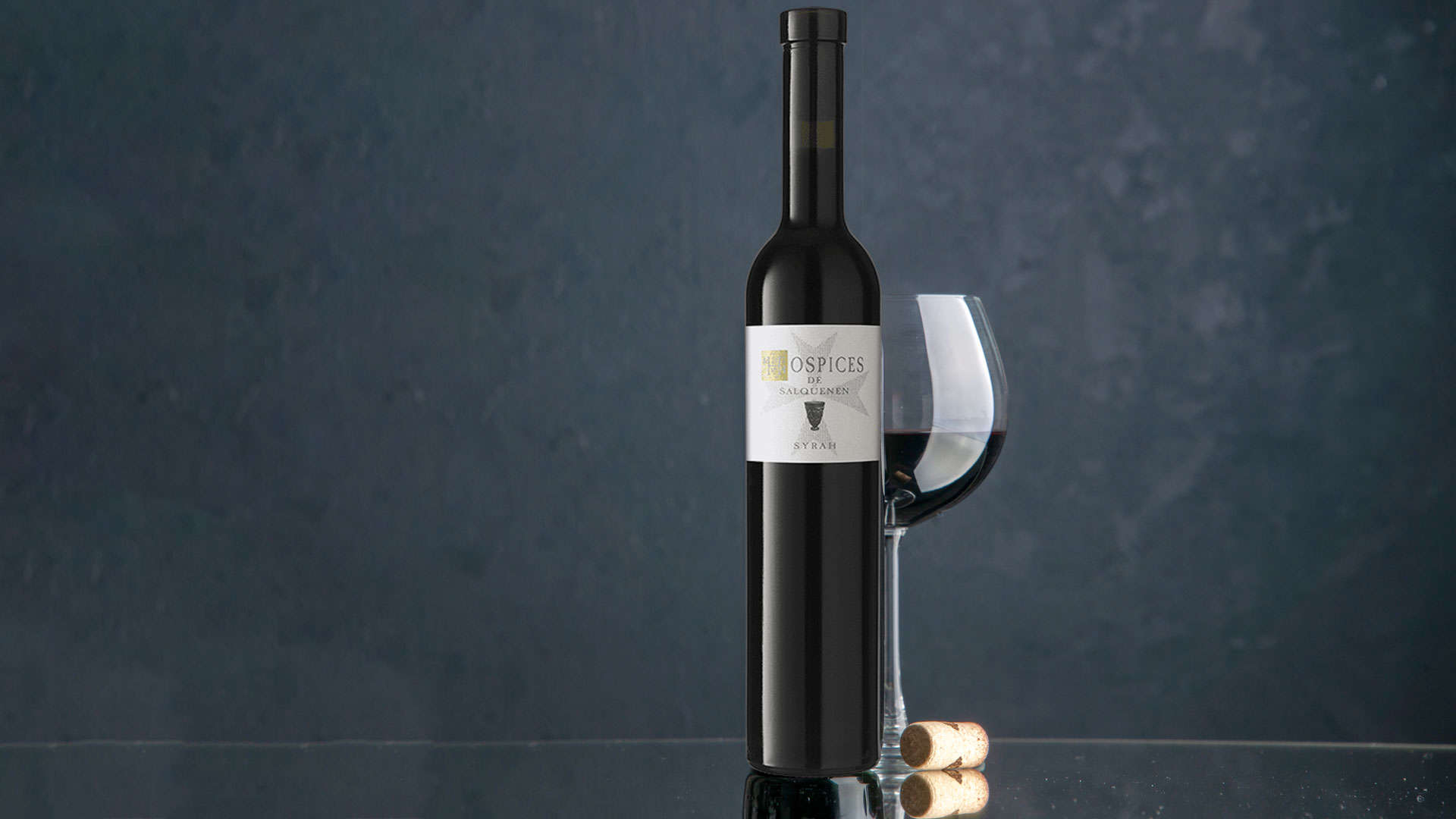 syrah hospices de salquenen mit weinglas