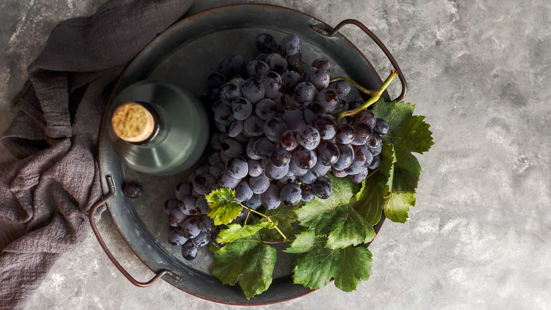 syrah rotweintraube mit weinflasche