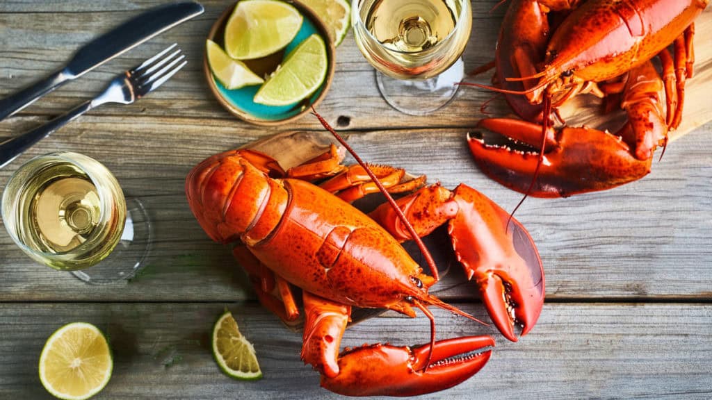 Viognier-Weisswein serviert mit Hummer – elegante Kombination zu Meeresfrüchten