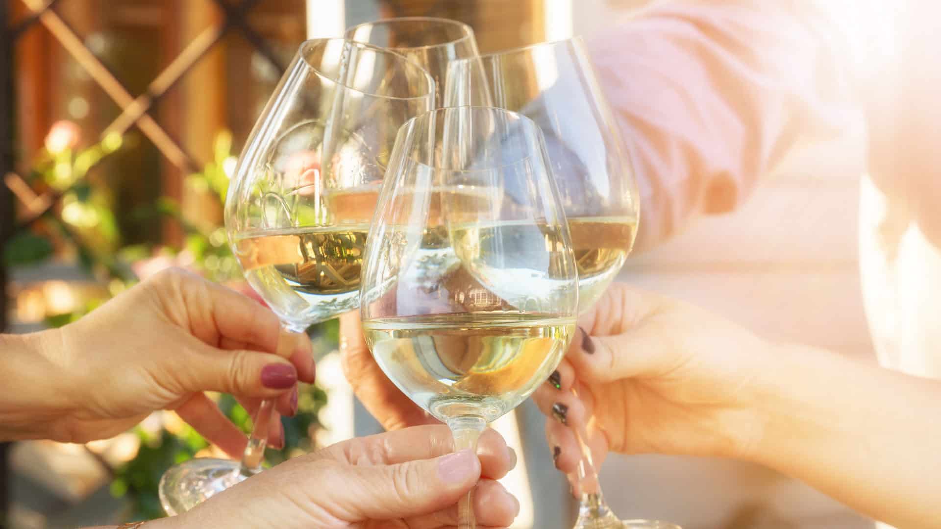 Découvrez le meilleur vin blanc pour chaque occasion 1 weisswein weinglaeser mit freunden