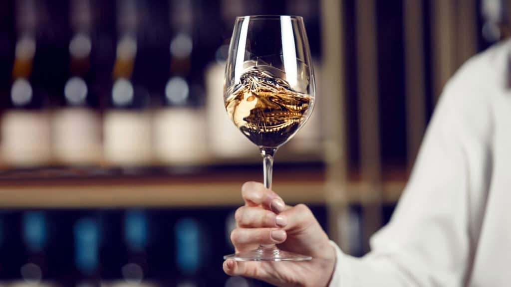 Weissweinglas mit klarem Weisswein – Qualität und Reinheit