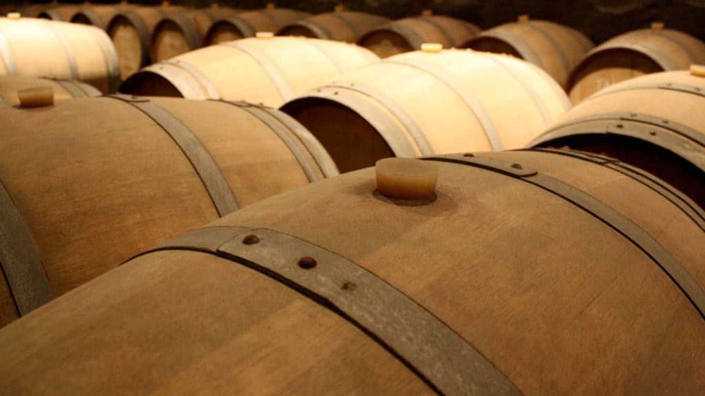 Weisswein in Eichenfässern gelagert, Teil der Weissweinherstellung