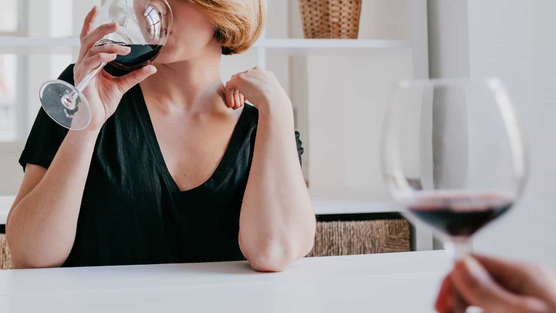 abgang frau trinkt wein
