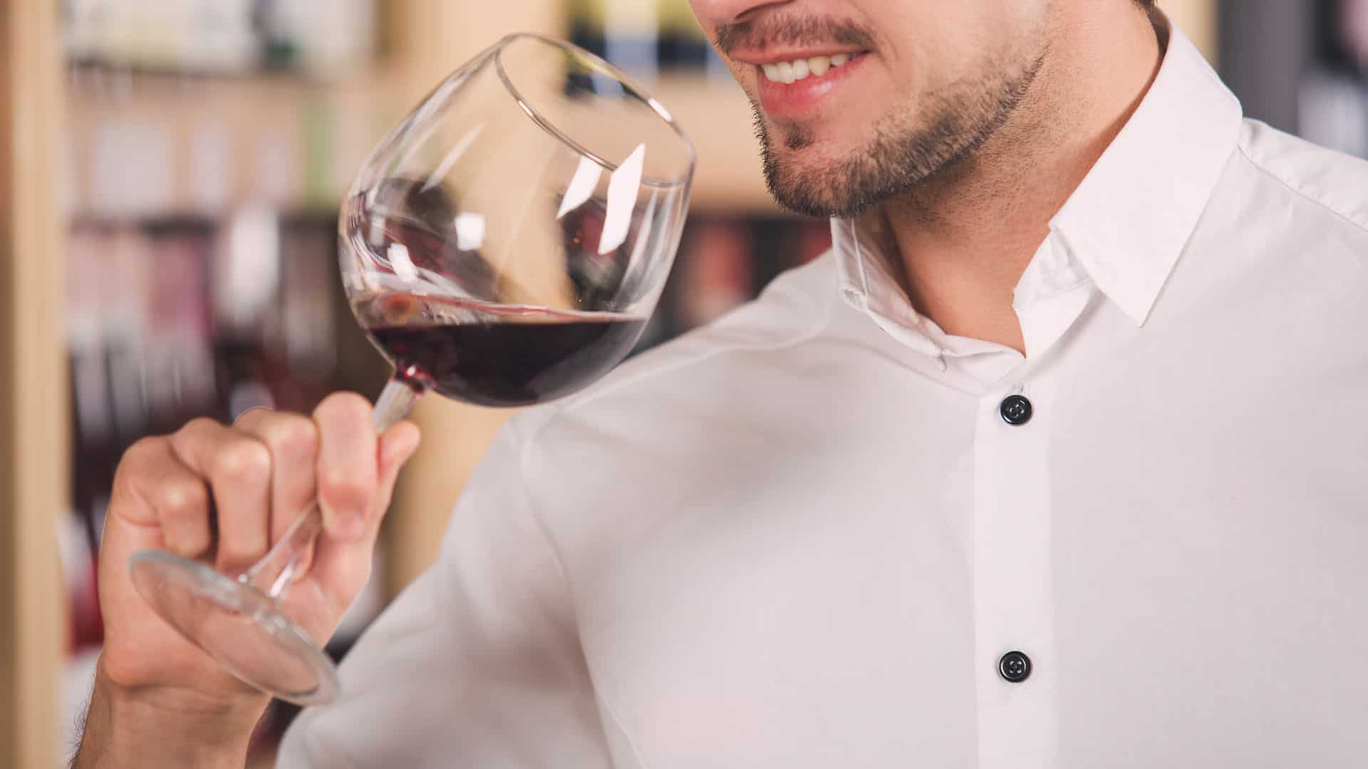 abgang mann trinkt wein