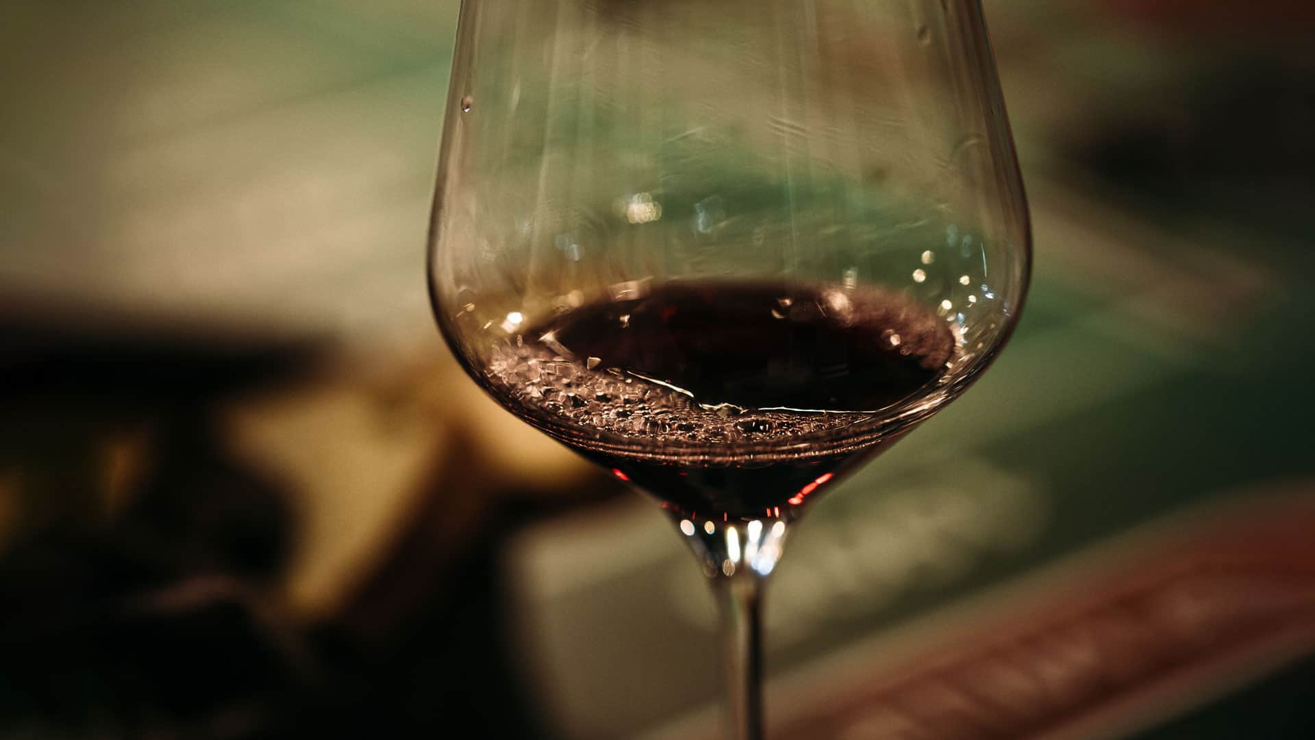abgang weinglas mit rotwein