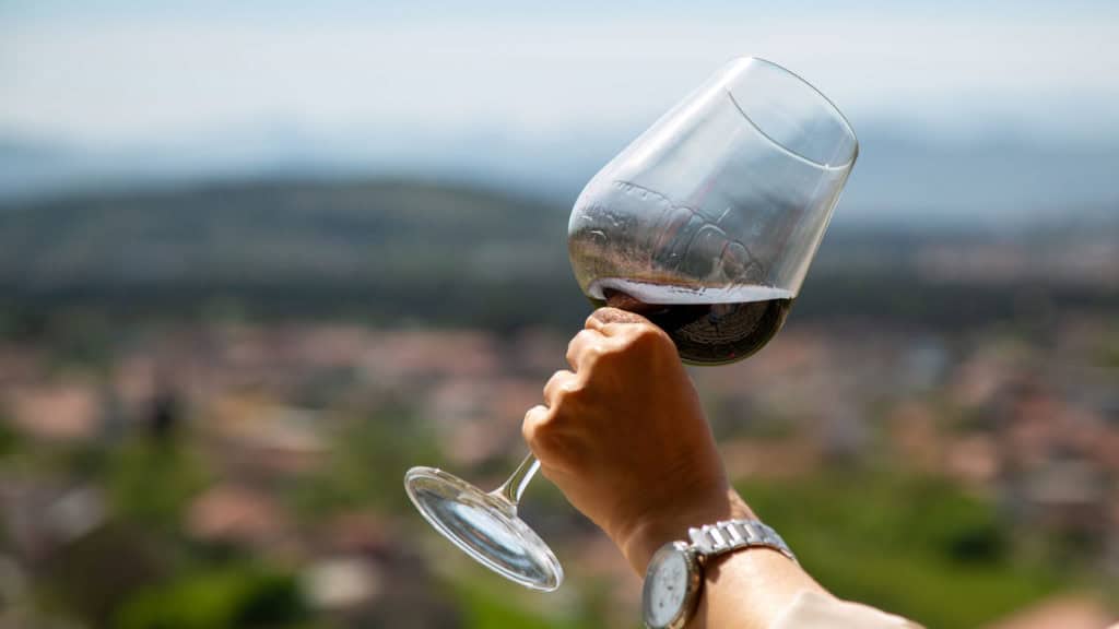 Nahaufnahme Rotweinglas, Farbtiefe und Struktur des Weins erkennbar