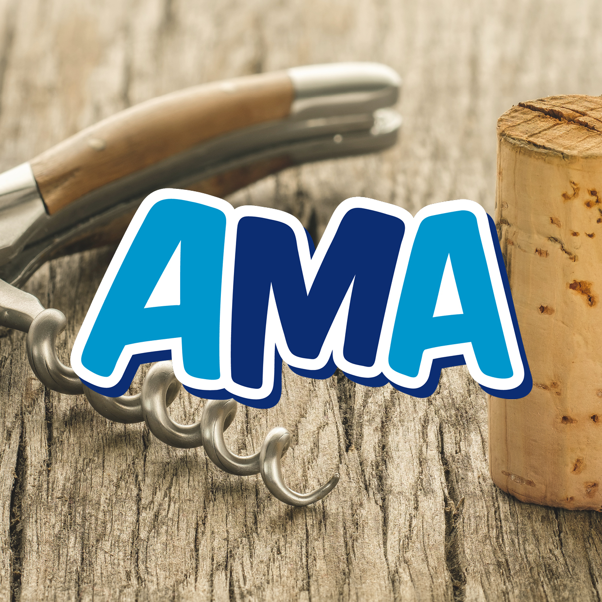 Korkenzieher mit Holzgriff liegt auf Holzoberfläche neben einem Korken, darüber das blaue Logo mit den Buchstaben 'AMA'