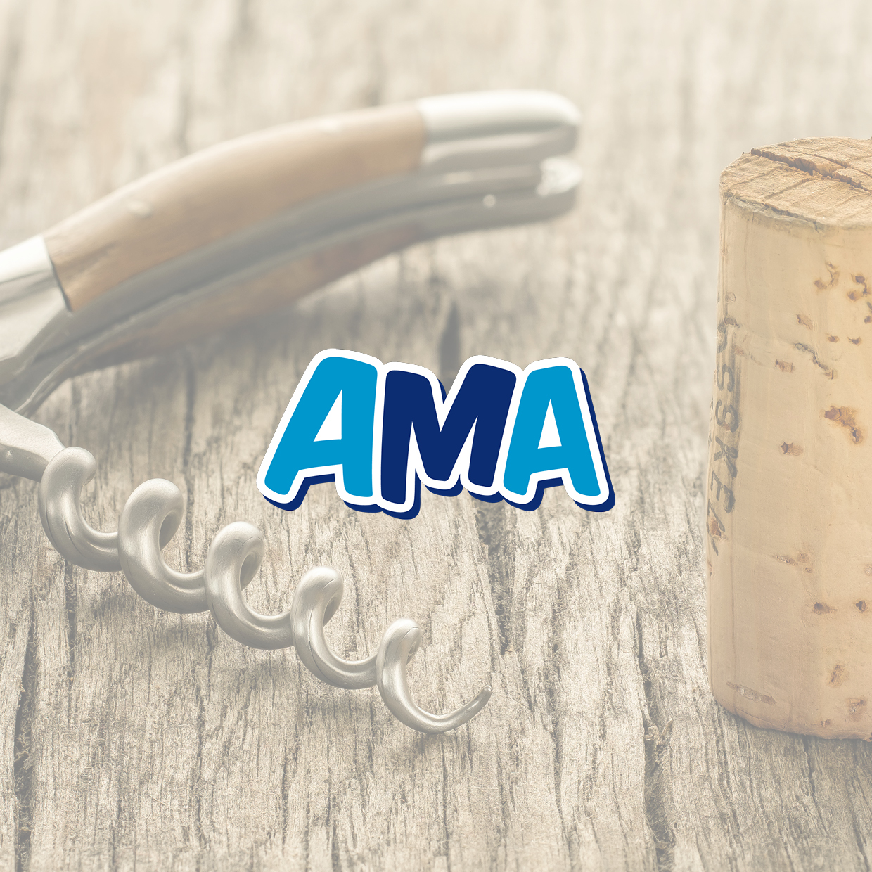 Korkenzieher mit Holzgriff liegt auf Holzoberfläche neben einem Korken, darüber das blaue Logo mit den Buchstaben 'AMA'