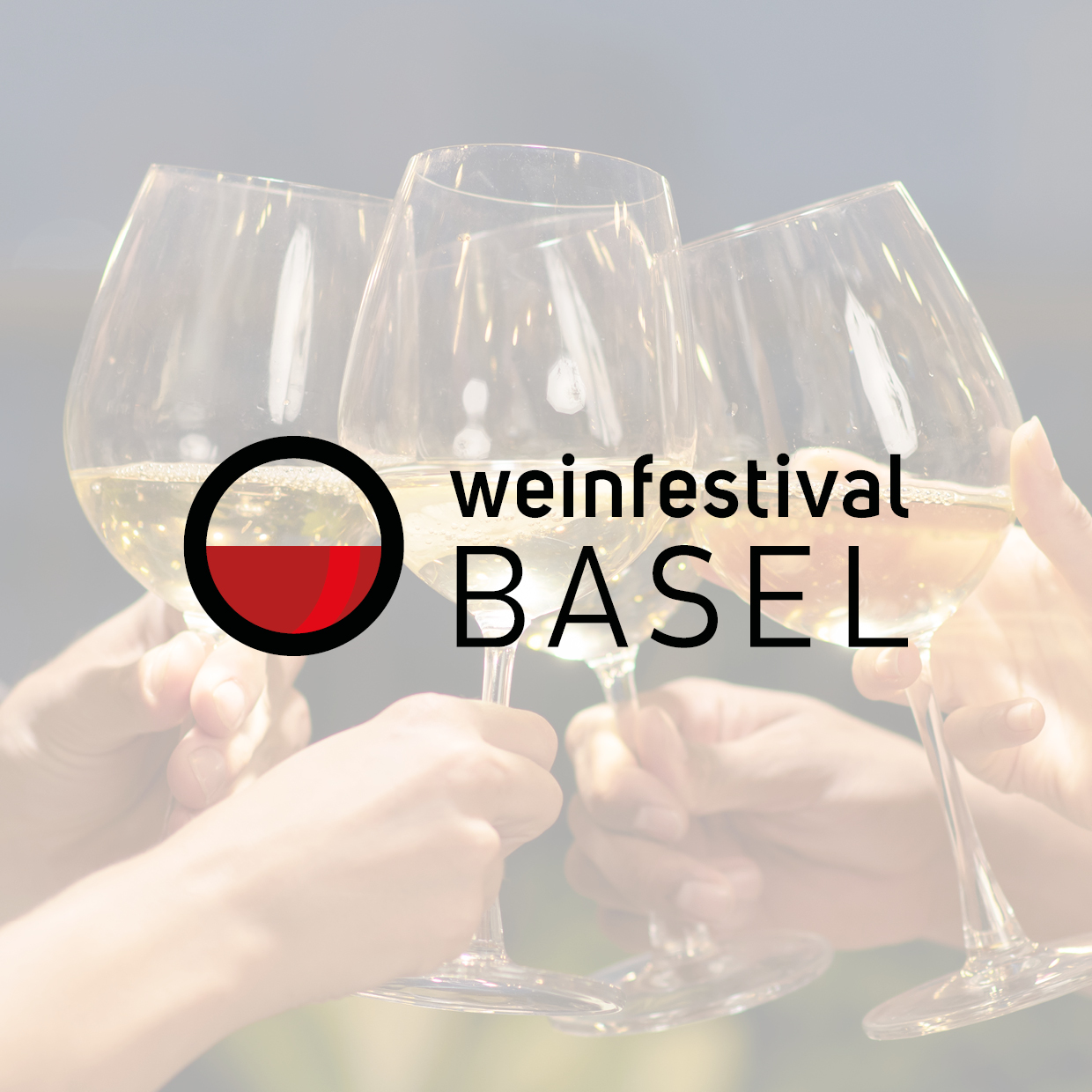 Mehrere Hände stossen mit Weissweingläsern an, darüber das Logo mit einem Kreis, der halb mit rotem Wein gefüllt ist, und dem Text 'weinfestival BASEL'